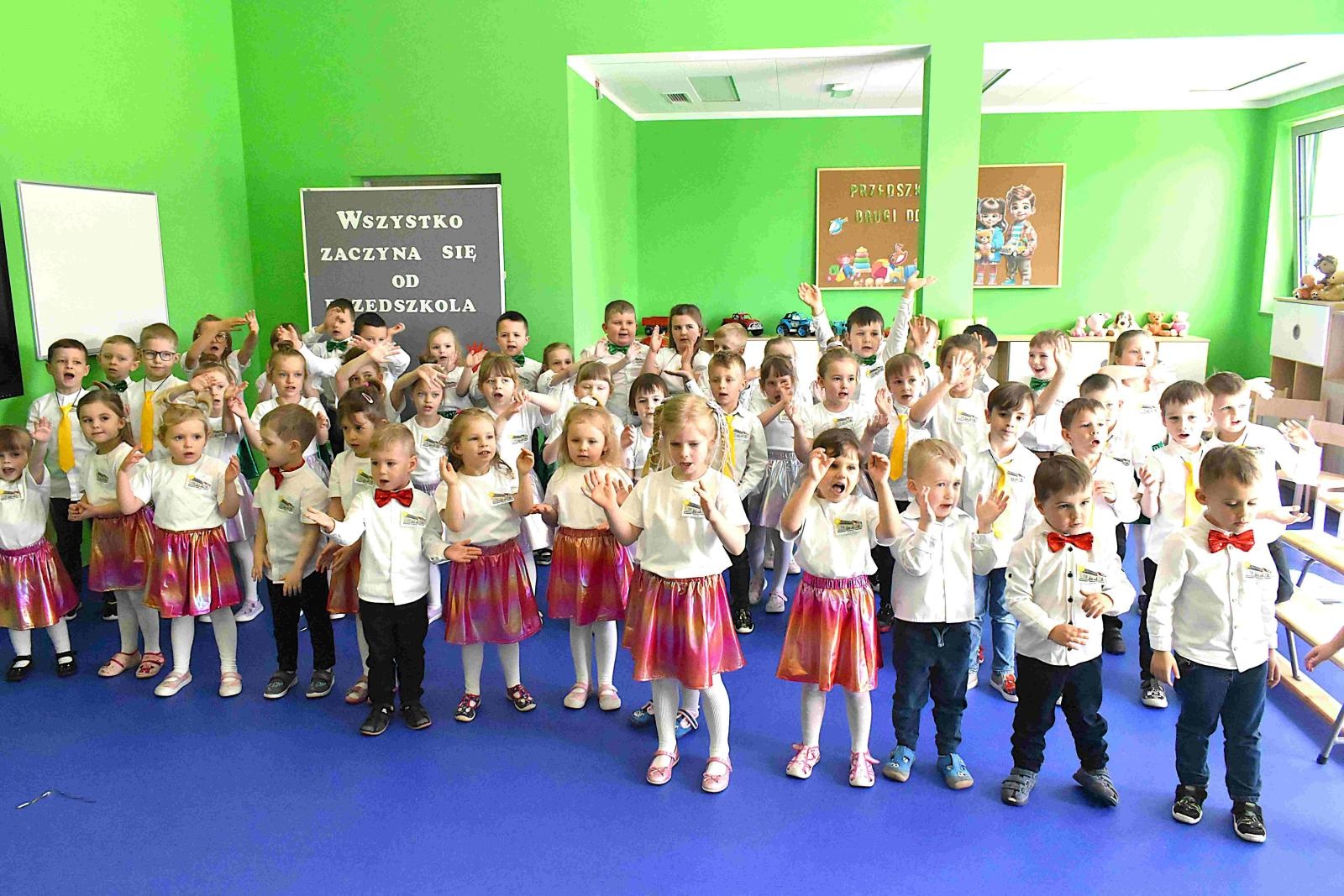 Zdjęcie w galerii na portalu naszwodzislaw.com: Nowy start, nowe przedszkole – Łaziska witają maluchy! wiadomości z regionu