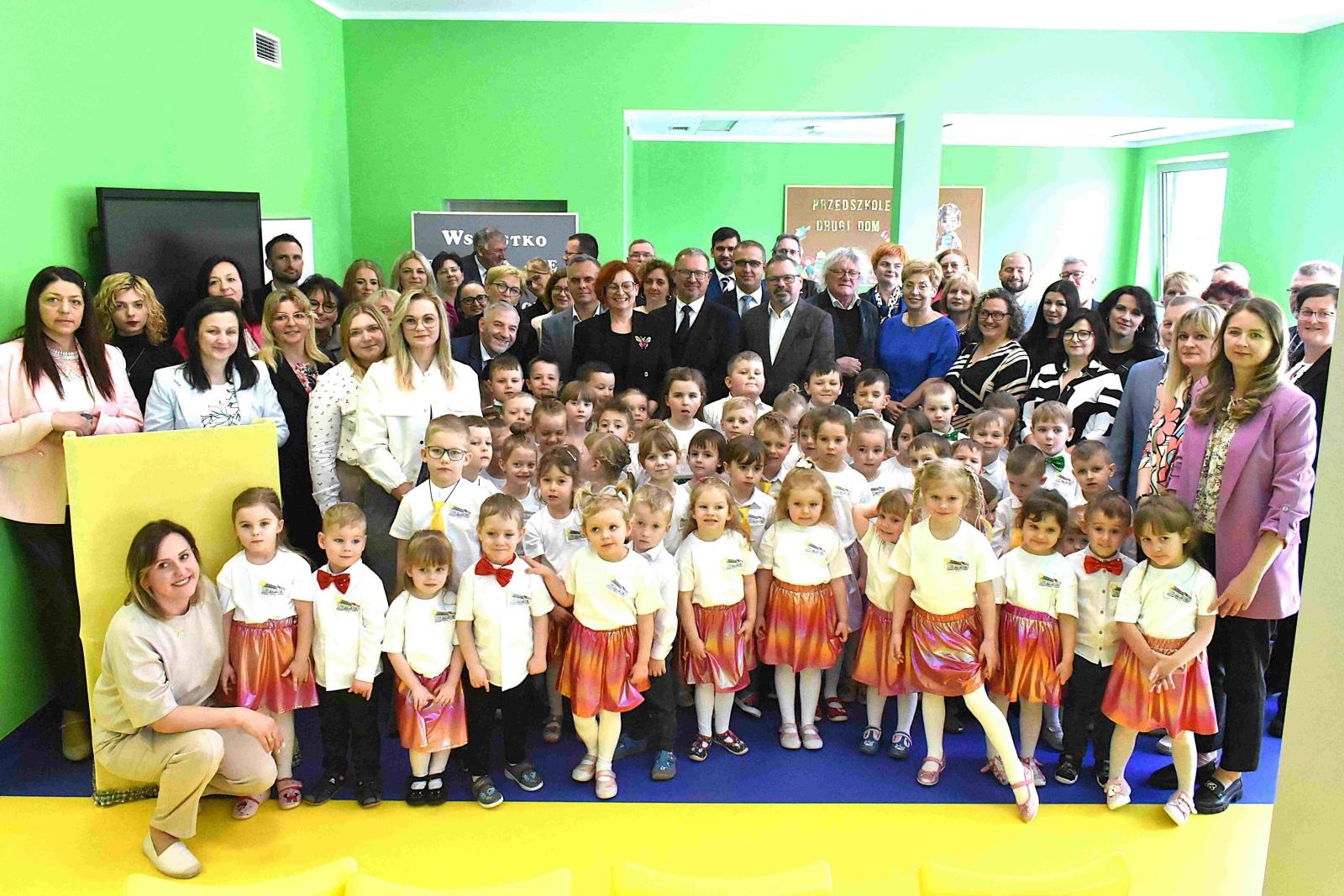 Zdjęcie w galerii na portalu naszwodzislaw.com: Nowy start, nowe przedszkole – Łaziska witają maluchy! wiadomości z regionu