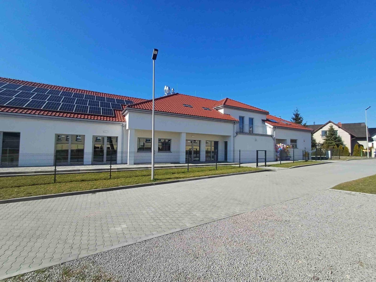 Zdjęcie w galerii na portalu naszwodzislaw.com: Nowy start, nowe przedszkole – Łaziska witają maluchy! wiadomości z regionu