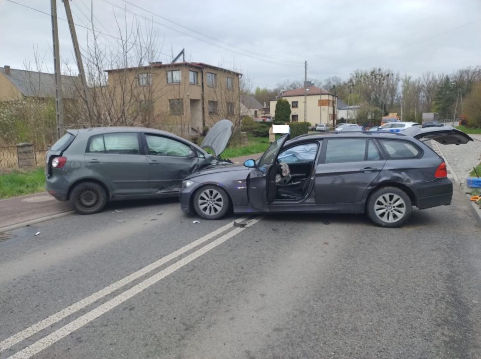 Zdjęcie w galerii na portalu naszwodzislaw.com: Niebezpieczny poranek na drogach powiatu. Dwa groźne zdarzenia w krótkim czasie wiadomości z regionu