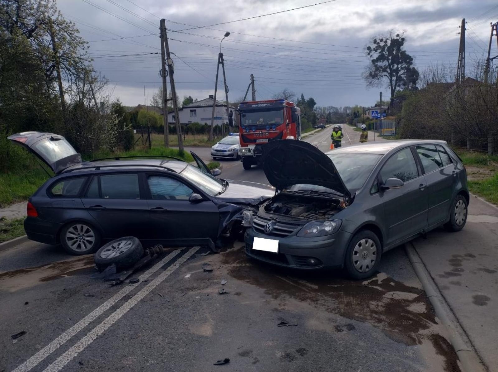 Zdjęcie w galerii na portalu naszwodzislaw.com: Niebezpieczny poranek na drogach powiatu. Dwa groźne zdarzenia w krótkim czasie wiadomości z regionu