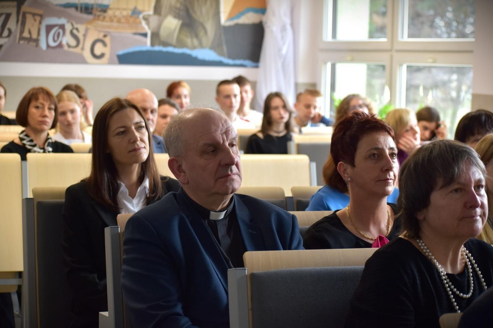 Zdjęcie w galerii na portalu naszwodzislaw.com: Nowa sala w Zespole Szkół Ponadpodstawowych w Wodzisławiu Śląskim hołdem dla Tischnera i Boznańskiej wiadomości z regionu