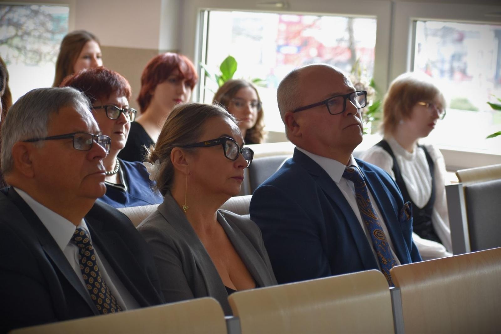 Zdjęcie w galerii na portalu naszwodzislaw.com: Nowa sala w Zespole Szkół Ponadpodstawowych w Wodzisławiu Śląskim hołdem dla Tischnera i Boznańskiej wiadomości z regionu