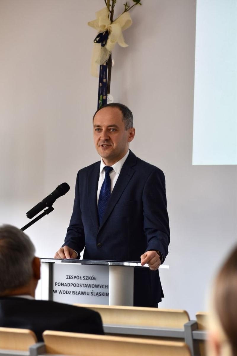 Zdjęcie w galerii na portalu naszwodzislaw.com: Nowa sala w Zespole Szkół Ponadpodstawowych w Wodzisławiu Śląskim hołdem dla Tischnera i Boznańskiej wiadomości z regionu