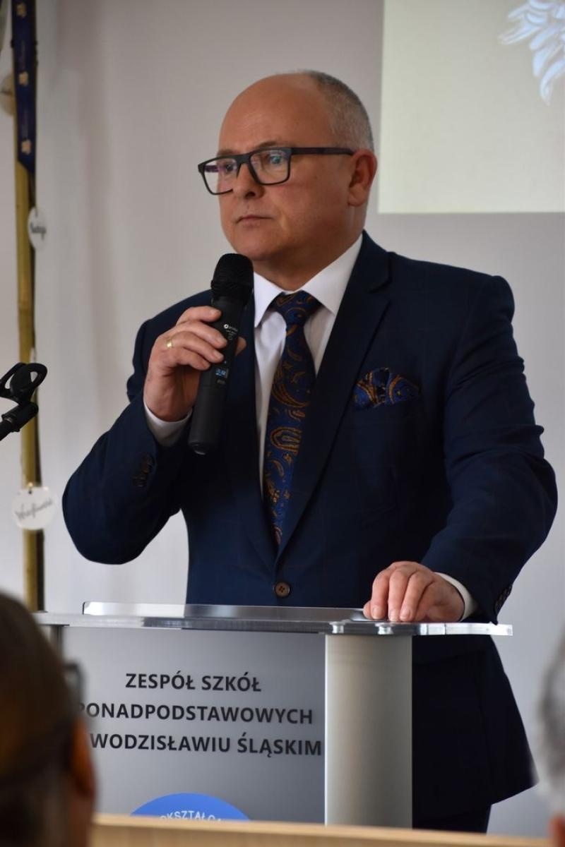 Zdjęcie w galerii na portalu naszwodzislaw.com: Nowa sala w Zespole Szkół Ponadpodstawowych w Wodzisławiu Śląskim hołdem dla Tischnera i Boznańskiej wiadomości z regionu