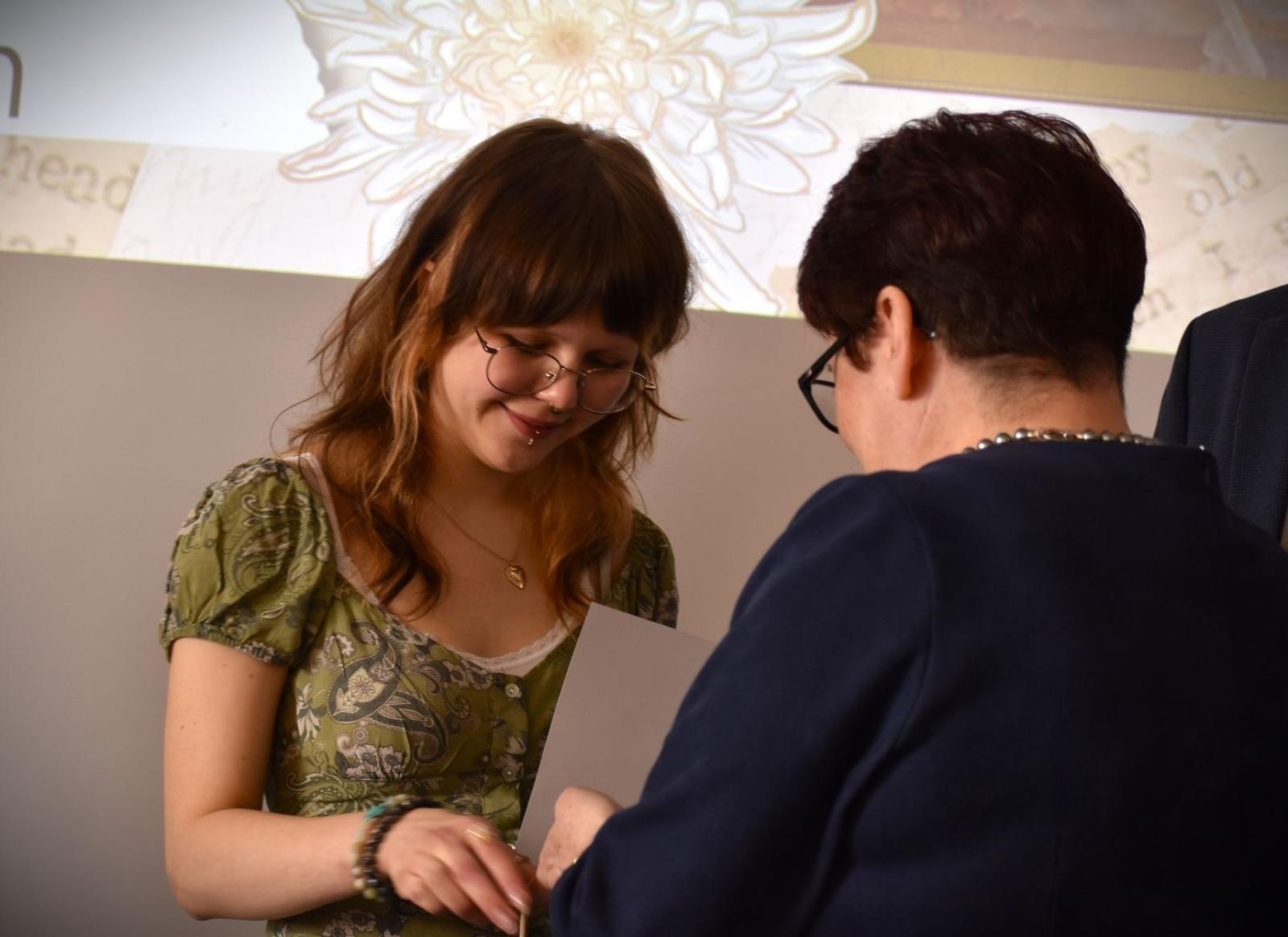 Zdjęcie w galerii na portalu naszwodzislaw.com: Nowa sala w Zespole Szkół Ponadpodstawowych w Wodzisławiu Śląskim hołdem dla Tischnera i Boznańskiej wiadomości z regionu