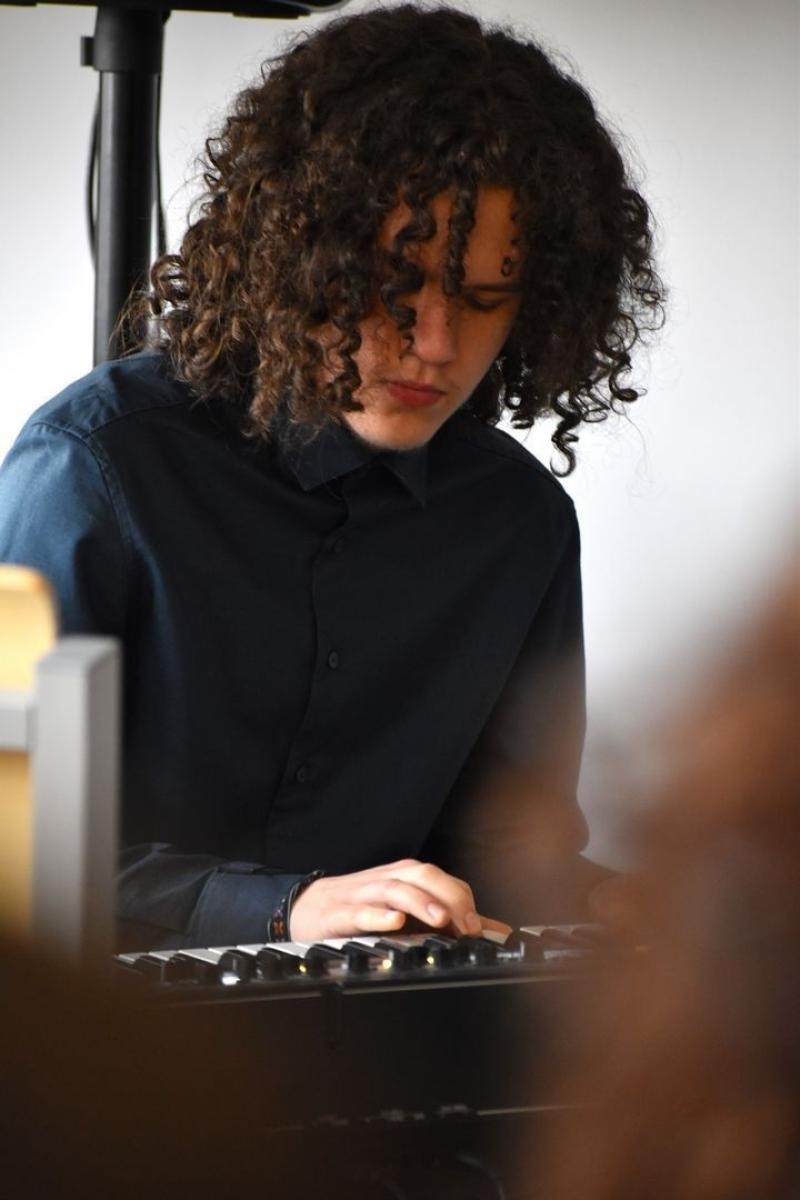 Zdjęcie w galerii na portalu naszwodzislaw.com: Nowa sala w Zespole Szkół Ponadpodstawowych w Wodzisławiu Śląskim hołdem dla Tischnera i Boznańskiej wiadomości z regionu