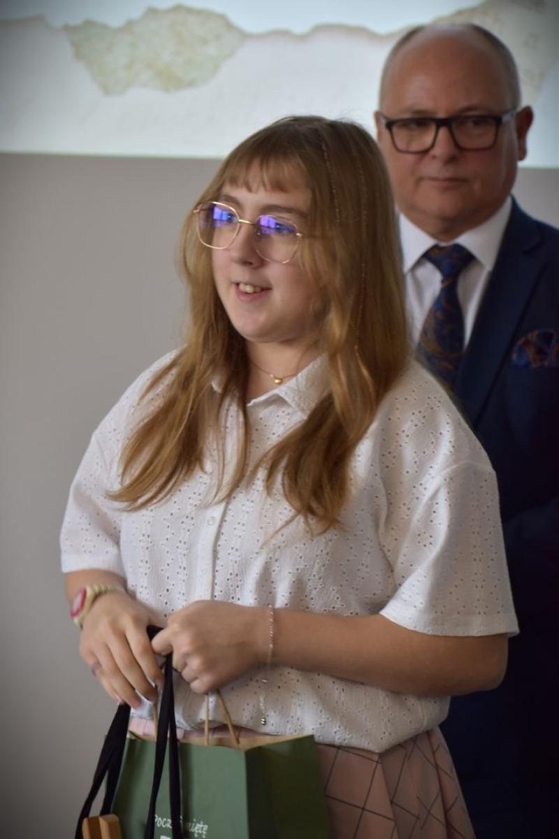 Zdjęcie w galerii na portalu naszwodzislaw.com: Nowa sala w Zespole Szkół Ponadpodstawowych w Wodzisławiu Śląskim hołdem dla Tischnera i Boznańskiej wiadomości z regionu