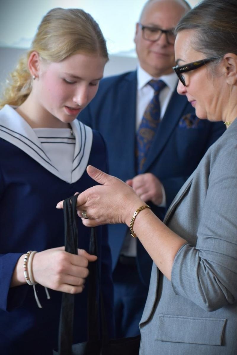 Zdjęcie w galerii na portalu naszwodzislaw.com: Nowa sala w Zespole Szkół Ponadpodstawowych w Wodzisławiu Śląskim hołdem dla Tischnera i Boznańskiej wiadomości z regionu