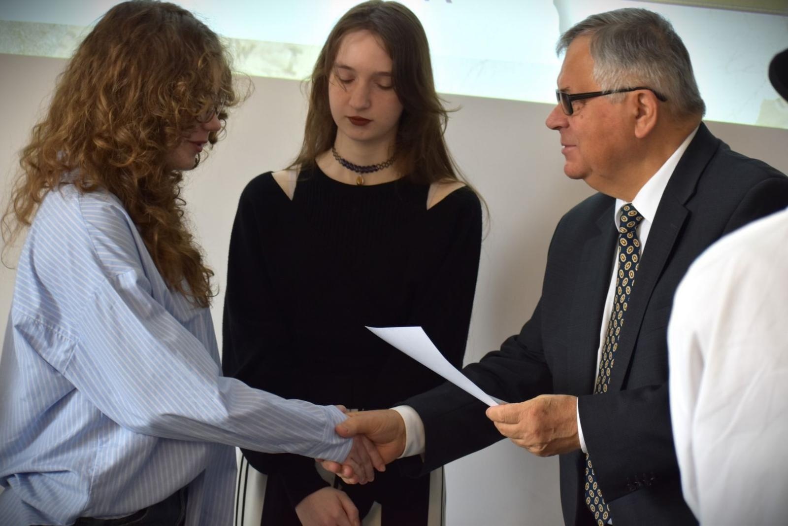 Zdjęcie w galerii na portalu naszwodzislaw.com: Nowa sala w Zespole Szkół Ponadpodstawowych w Wodzisławiu Śląskim hołdem dla Tischnera i Boznańskiej wiadomości z regionu