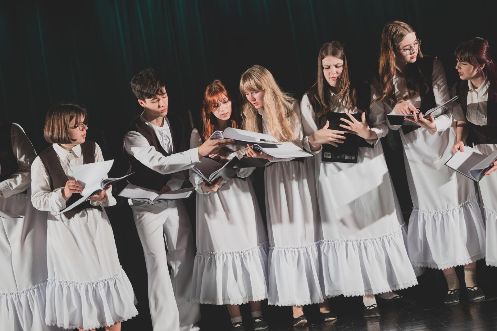 Zdjęcie w galerii na portalu naszwodzislaw.com: Teatr, światło i Szymborska - dodatkowy termin niezwykłego widowiska dla młodzieży w WCK wiadomości z regionu