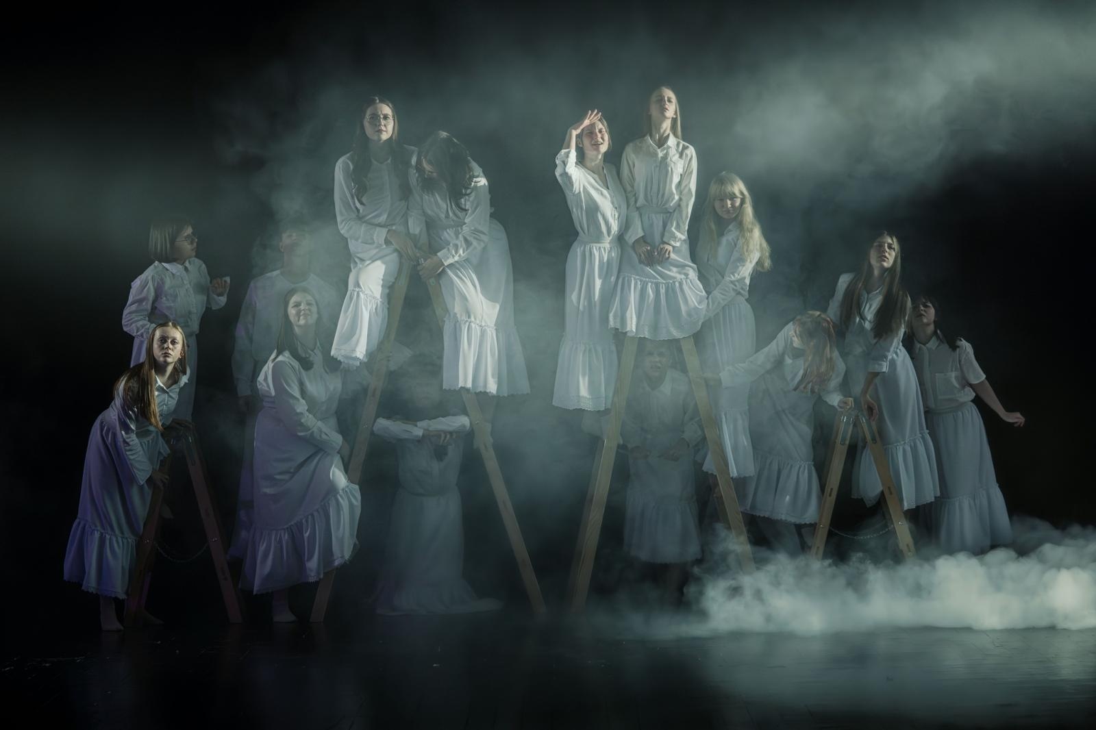 Zdjęcie w galerii na portalu naszwodzislaw.com: Teatr, światło i Szymborska - dodatkowy termin niezwykłego widowiska dla młodzieży w WCK wiadomości z regionu