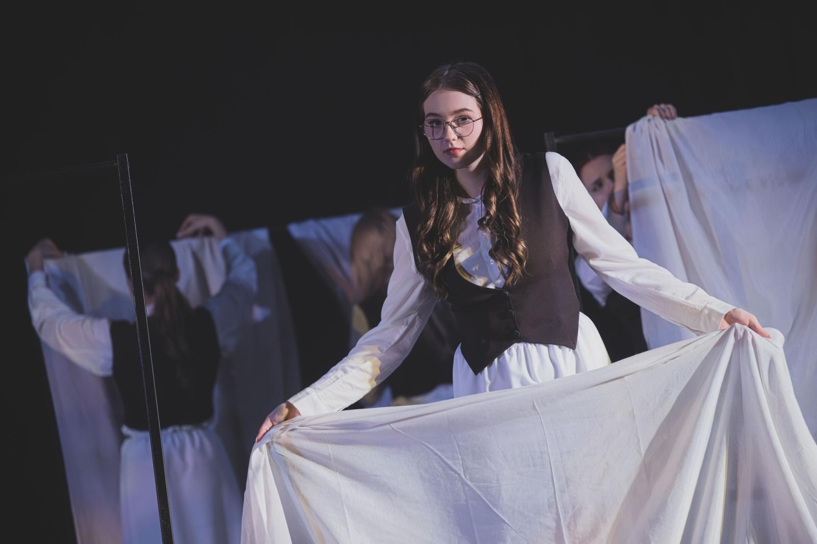 Zdjęcie w galerii na portalu naszwodzislaw.com: Teatr, światło i Szymborska - dodatkowy termin niezwykłego widowiska dla młodzieży w WCK wiadomości z regionu