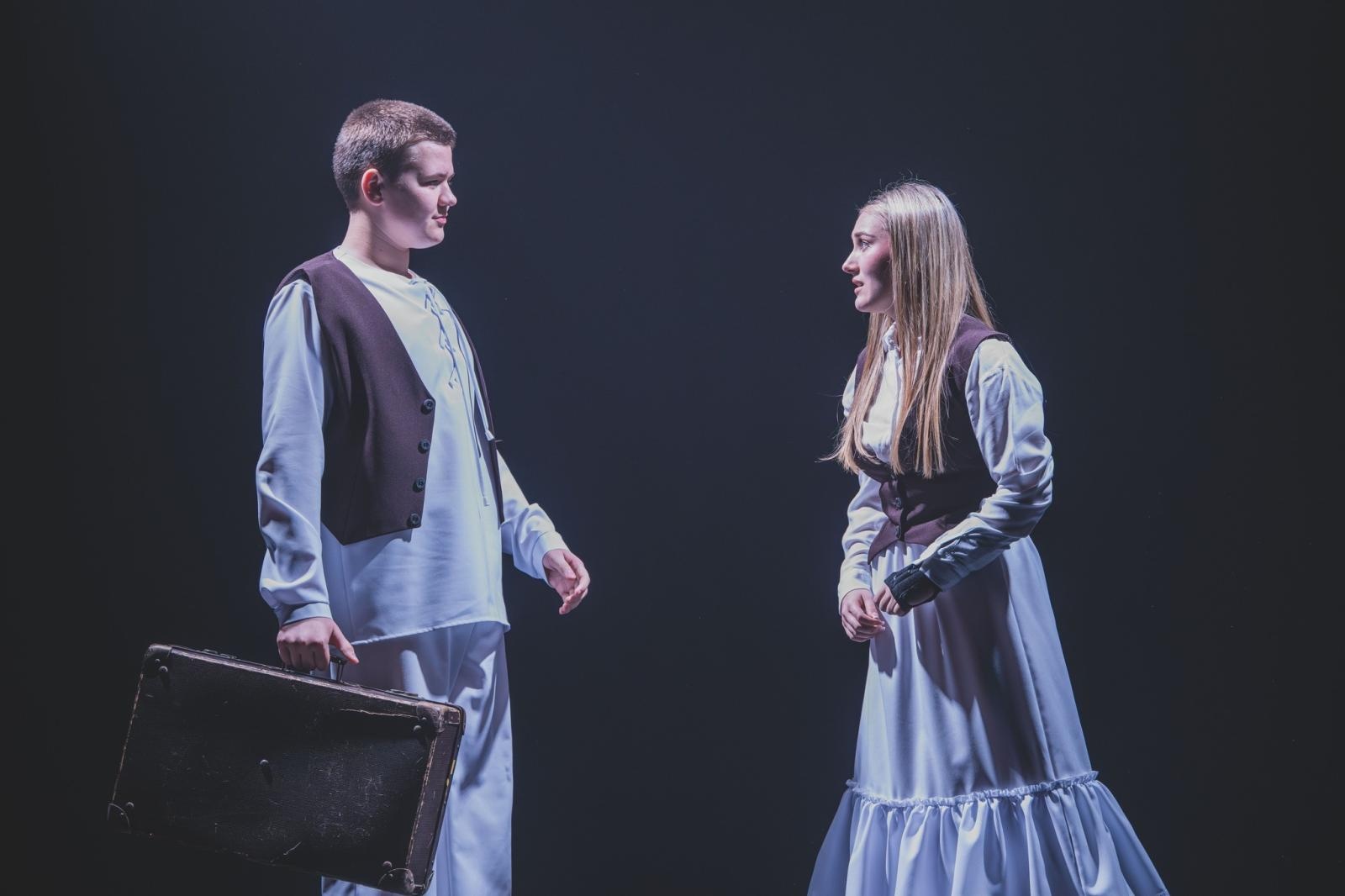 Zdjęcie w galerii na portalu naszwodzislaw.com: Teatr, światło i Szymborska - dodatkowy termin niezwykłego widowiska dla młodzieży w WCK wiadomości z regionu