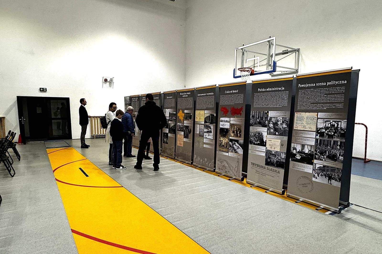 Zdjęcie w galerii na portalu naszwodzislaw.com: Podróż w przeszłość... Maluchem. Niezwykłe wystawy w Skrbeńsku wiadomości z regionu