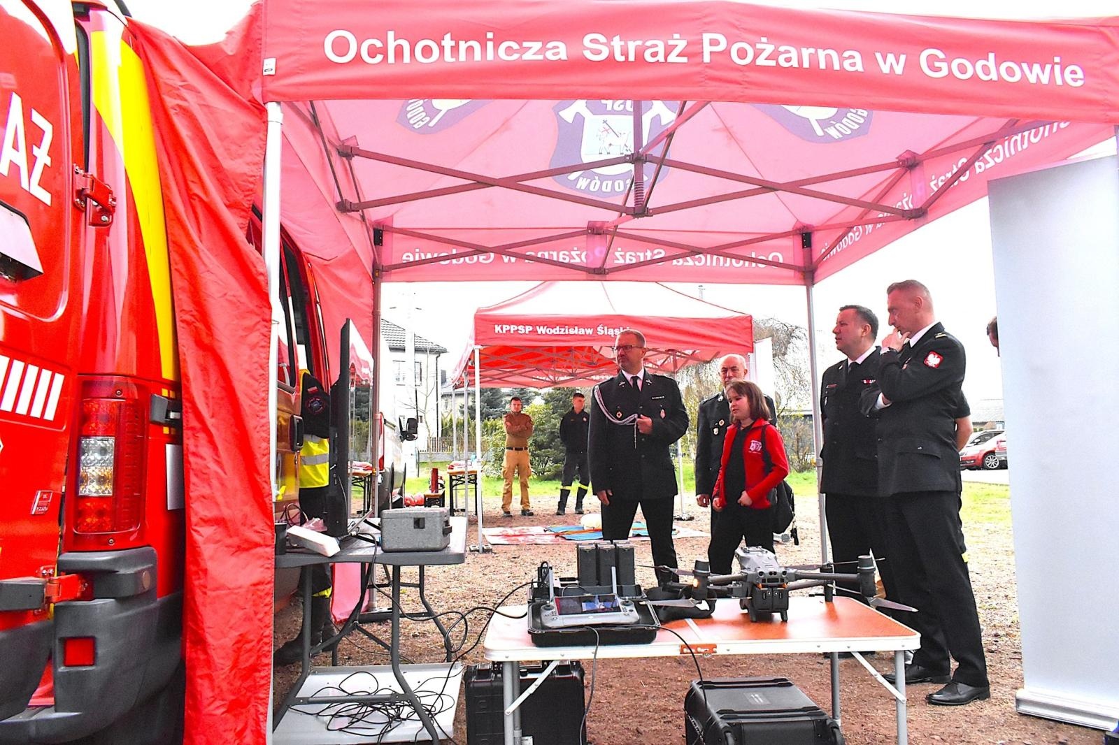 Zdjęcie w galerii na portalu naszwodzislaw.com: Uczennice z Gołkowic, Łazisk i Skrbeńska laureatkami Turnieju Wiedzy Pożarniczej wiadomości z regionu