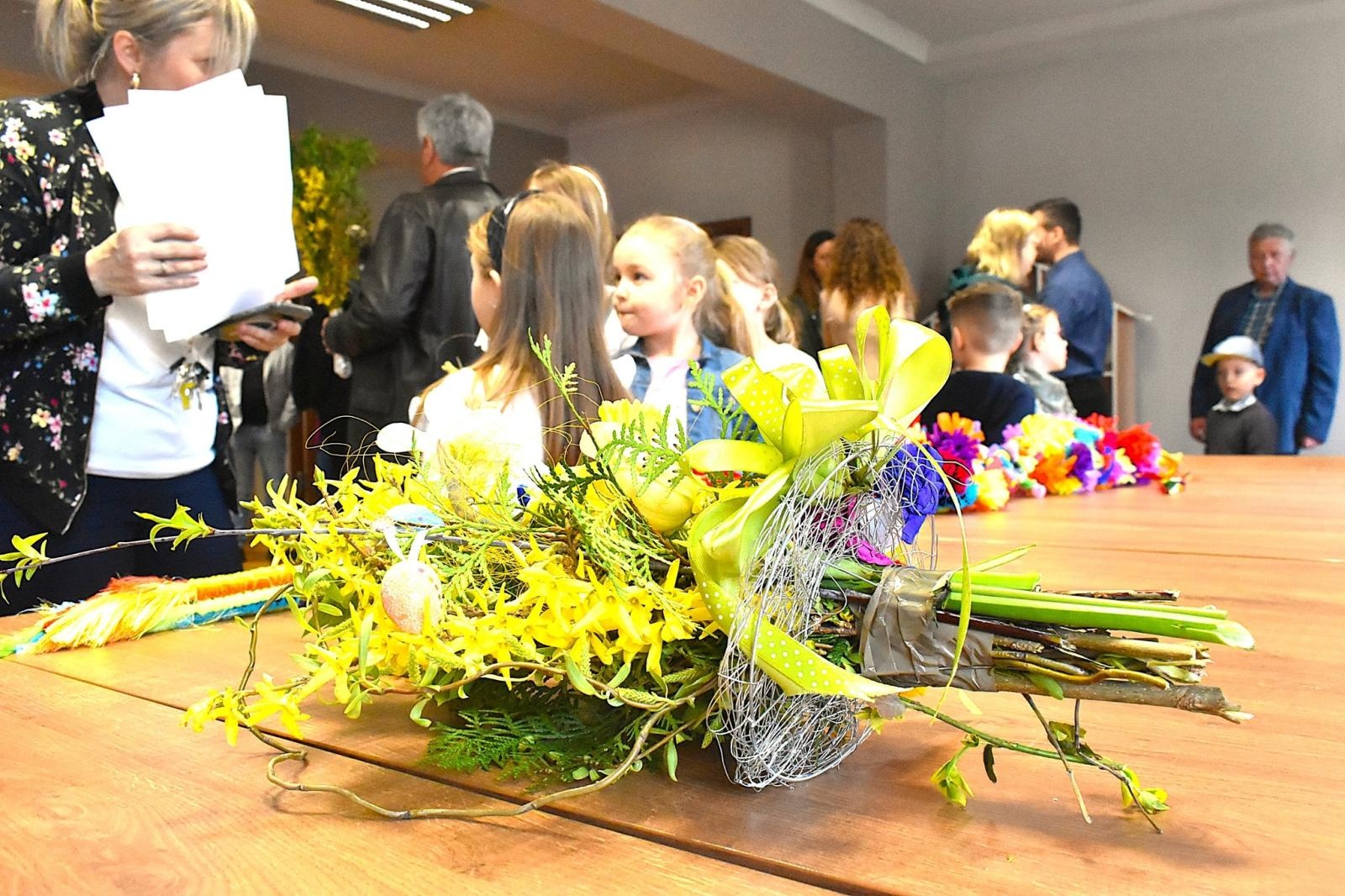 Zdjęcie w galerii na portalu naszwodzislaw.com: Palmy, maszkety, pisanki i złoty jubileusz chóru Melodia. Niedziela Palmowa w Skrbeńsku za nami wiadomości z regionu