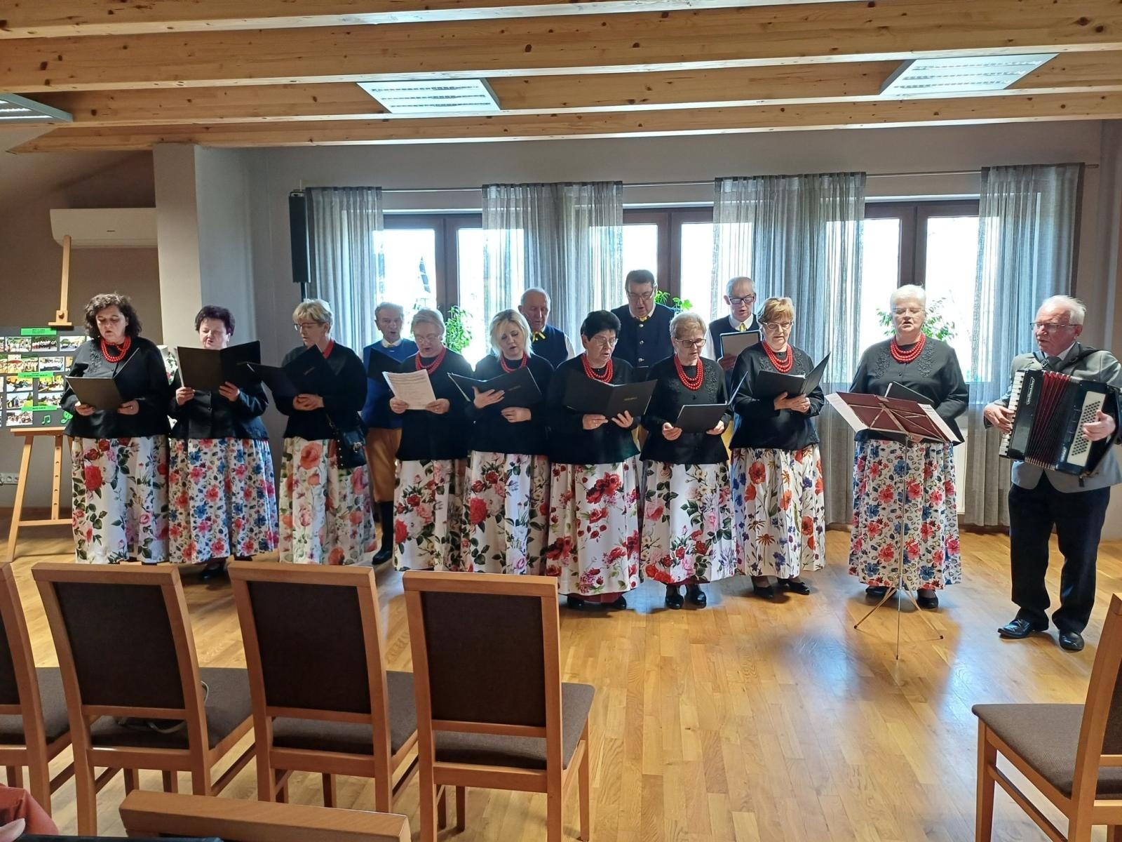 Zdjęcie w galerii na portalu naszwodzislaw.com: Palmy, maszkety, pisanki i złoty jubileusz chóru Melodia. Niedziela Palmowa w Skrbeńsku za nami wiadomości z regionu