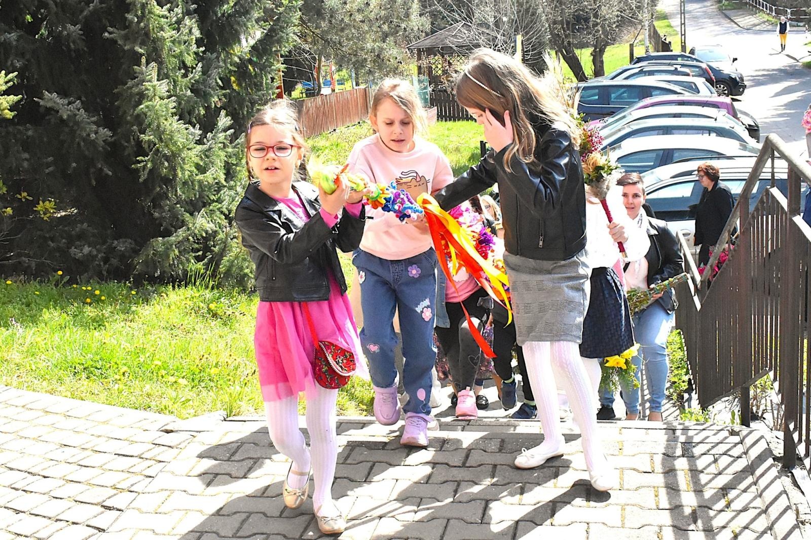 Zdjęcie w galerii na portalu naszwodzislaw.com: Palmy, maszkety, pisanki i złoty jubileusz chóru Melodia. Niedziela Palmowa w Skrbeńsku za nami wiadomości z regionu