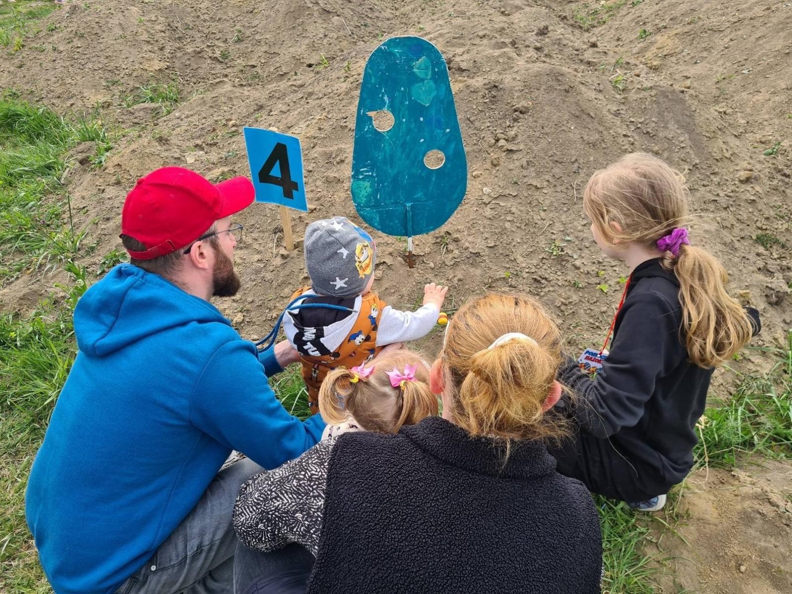 Zdjęcie w galerii na portalu naszwodzislaw.com: W Bełsznicy szukali wielkanocnego zająca [FOTO] wiadomości z regionu