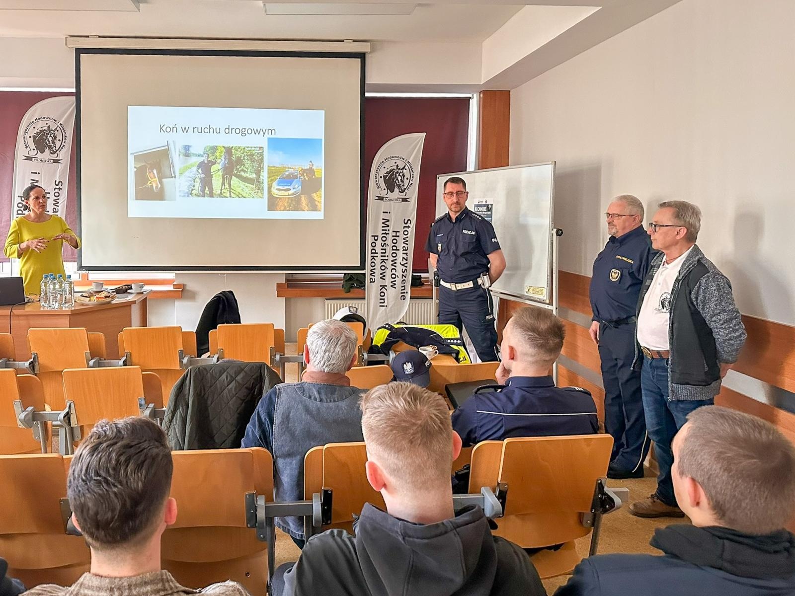 Zdjęcie w galerii na portalu naszwodzislaw.com: Seminarium o obecności koni w przestrzeni publicznej: bezpieczeństwo, służby mundurowe i jeździectwo wiadomości z regionu