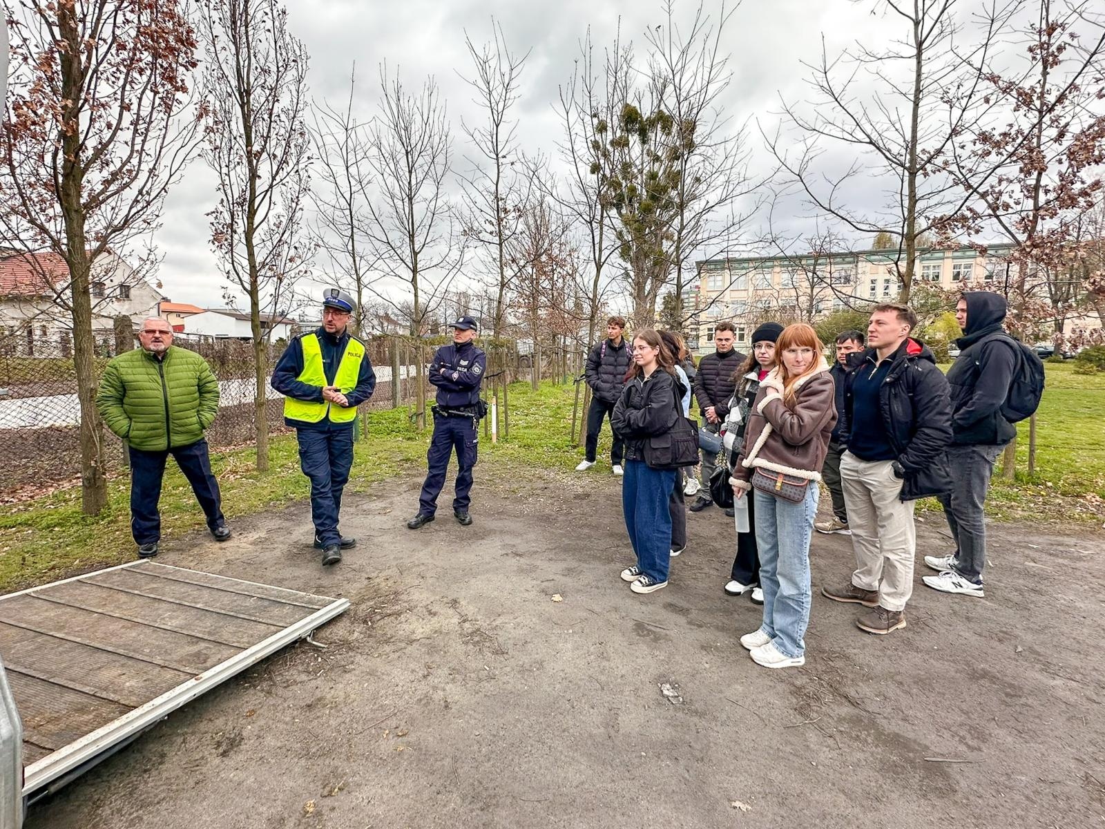 Zdjęcie w galerii na portalu naszwodzislaw.com: Seminarium o obecności koni w przestrzeni publicznej: bezpieczeństwo, służby mundurowe i jeździectwo wiadomości z regionu