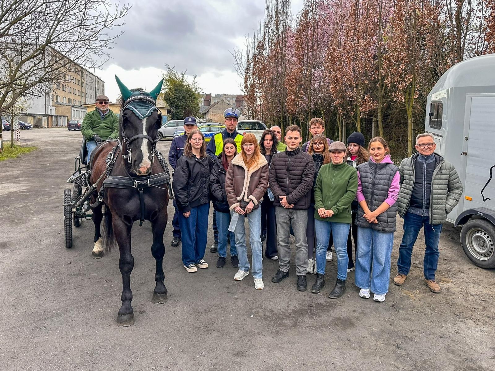 Zdjęcie w galerii na portalu naszwodzislaw.com: Seminarium o obecności koni w przestrzeni publicznej: bezpieczeństwo, służby mundurowe i jeździectwo wiadomości z regionu