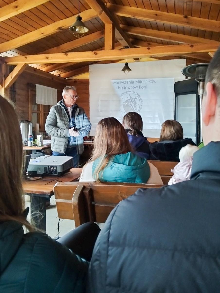 Zdjęcie w galerii na portalu naszwodzislaw.com: Seminarium o obecności koni w przestrzeni publicznej: bezpieczeństwo, służby mundurowe i jeździectwo wiadomości z regionu