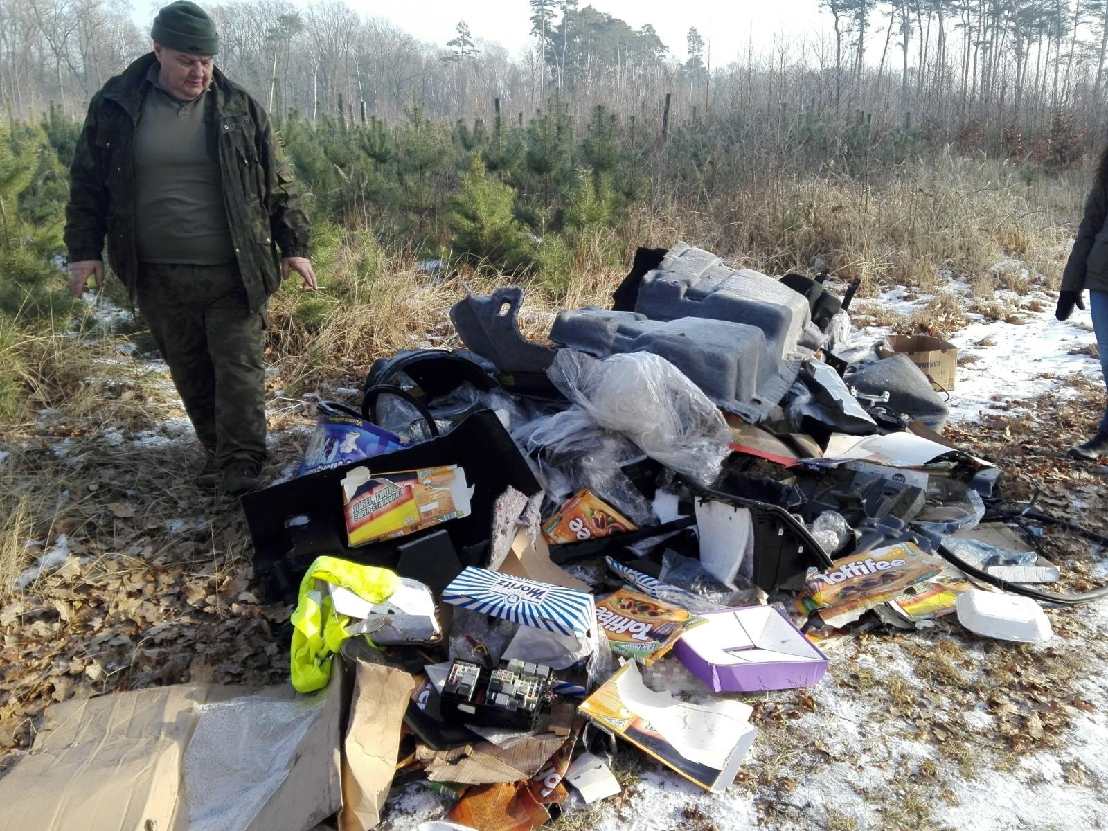 Zdjęcie w galerii na portalu naszwodzislaw.com: Śmieci w lasach - niekończąca się opowieść wiadomości z regionu