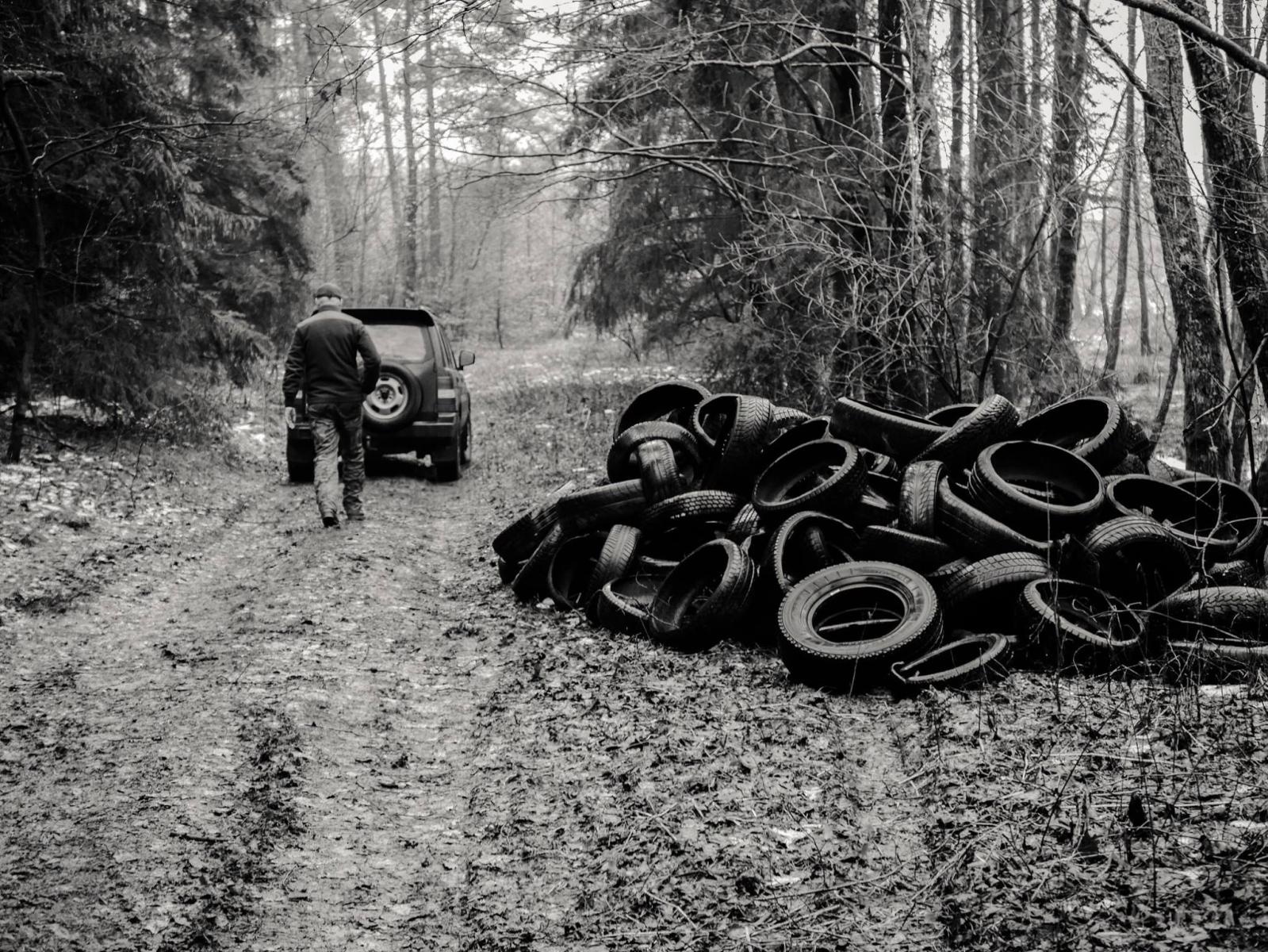 Zdjęcie w galerii na portalu naszwodzislaw.com: Śmieci w lasach - niekończąca się opowieść wiadomości z regionu