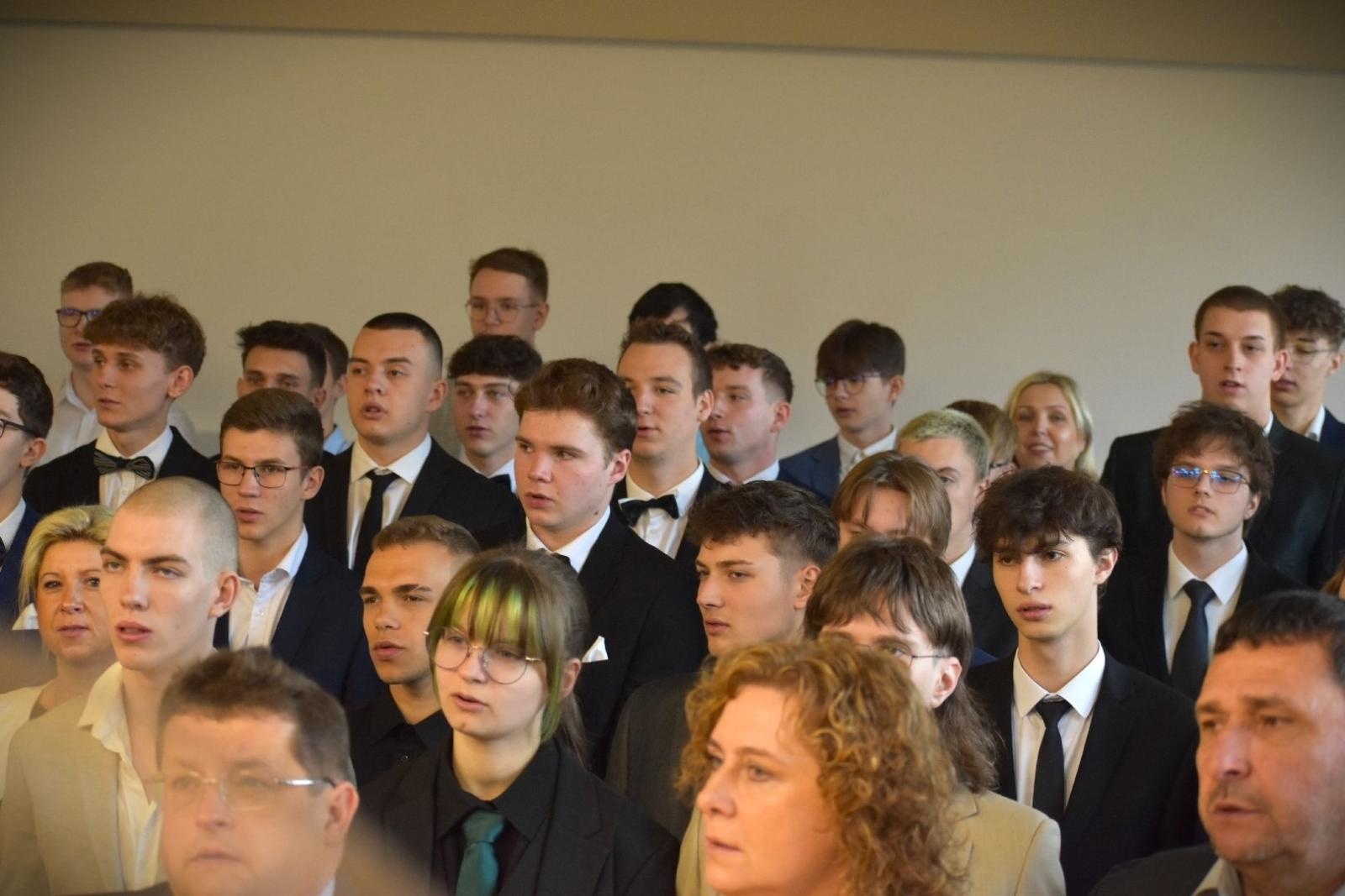 Zdjęcie w galerii na portalu naszwodzislaw.com: Powiatowe szkoły żegnają tegorocznych abiturientów wiadomości z regionu