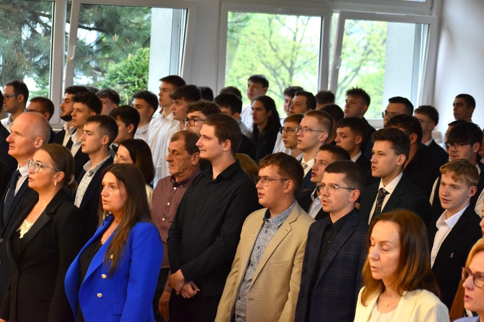 Zdjęcie w galerii na portalu naszwodzislaw.com: Powiatowe szkoły żegnają tegorocznych abiturientów wiadomości z regionu