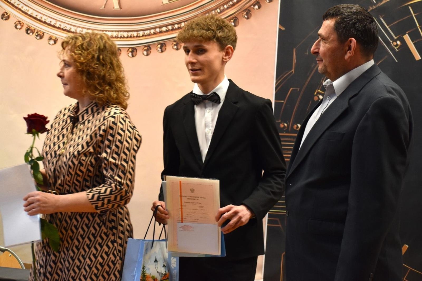 Zdjęcie w galerii na portalu naszwodzislaw.com: Powiatowe szkoły żegnają tegorocznych abiturientów wiadomości z regionu