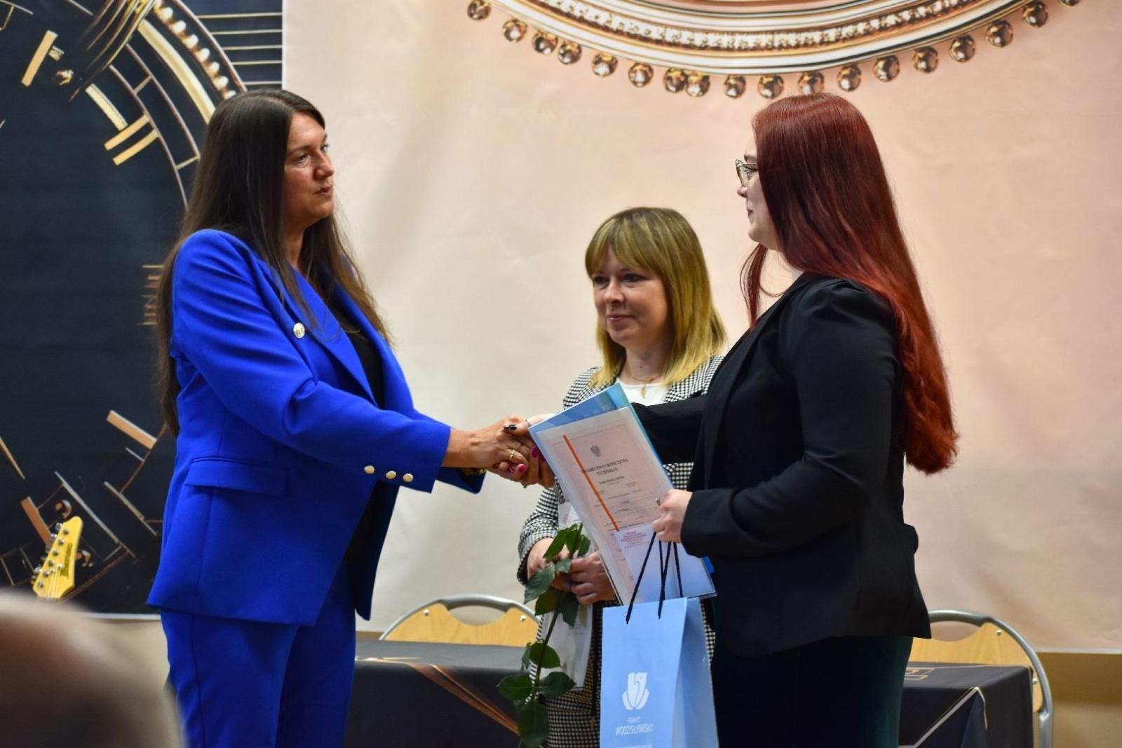 Zdjęcie w galerii na portalu naszwodzislaw.com: Powiatowe szkoły żegnają tegorocznych abiturientów wiadomości z regionu