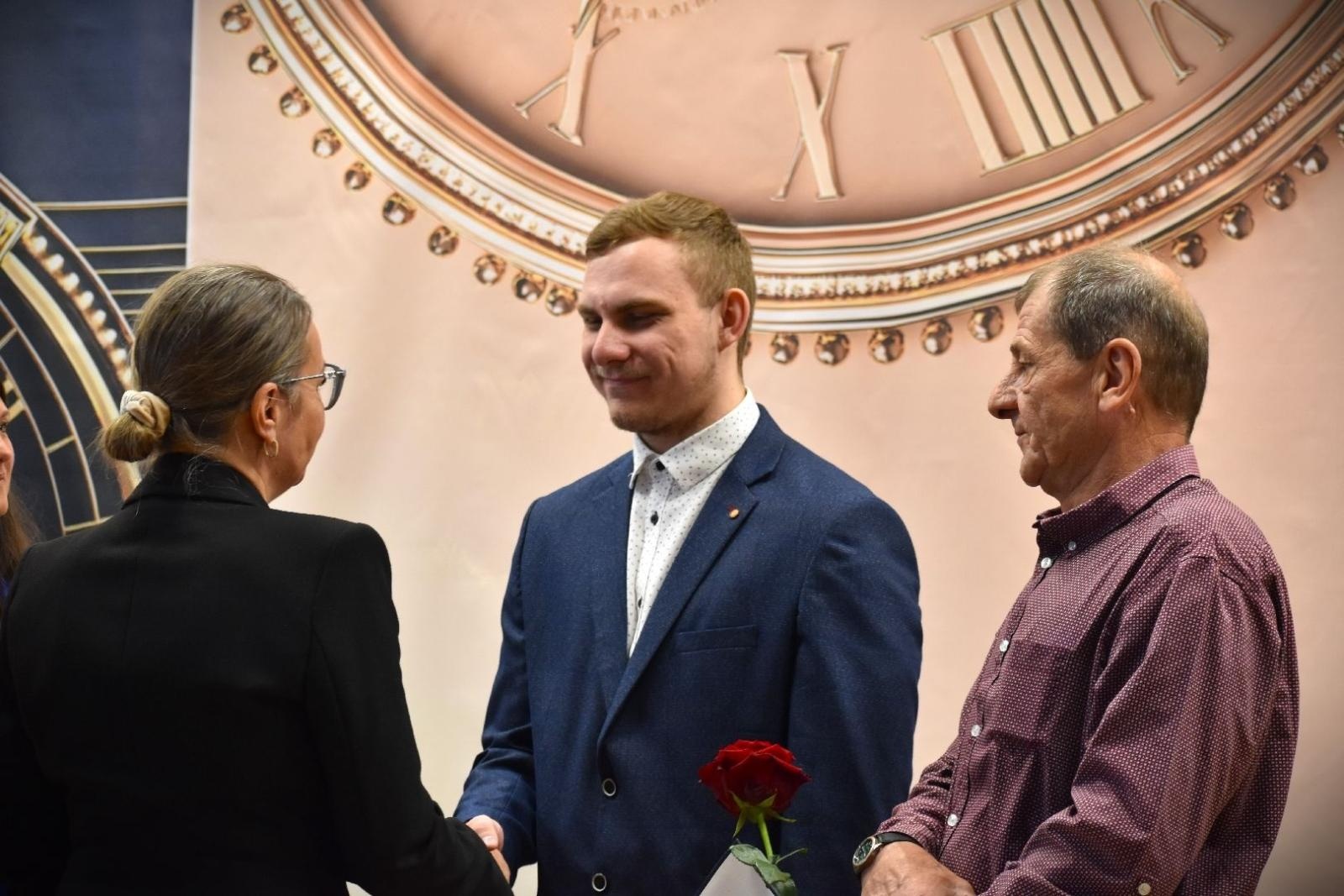 Zdjęcie w galerii na portalu naszwodzislaw.com: Powiatowe szkoły żegnają tegorocznych abiturientów wiadomości z regionu