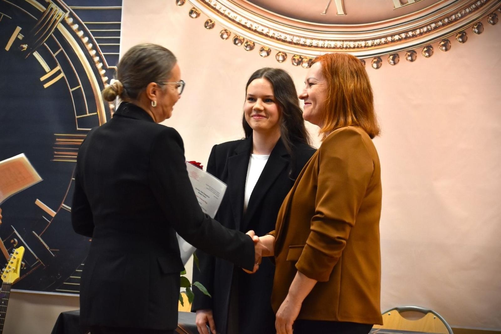 Zdjęcie w galerii na portalu naszwodzislaw.com: Powiatowe szkoły żegnają tegorocznych abiturientów wiadomości z regionu