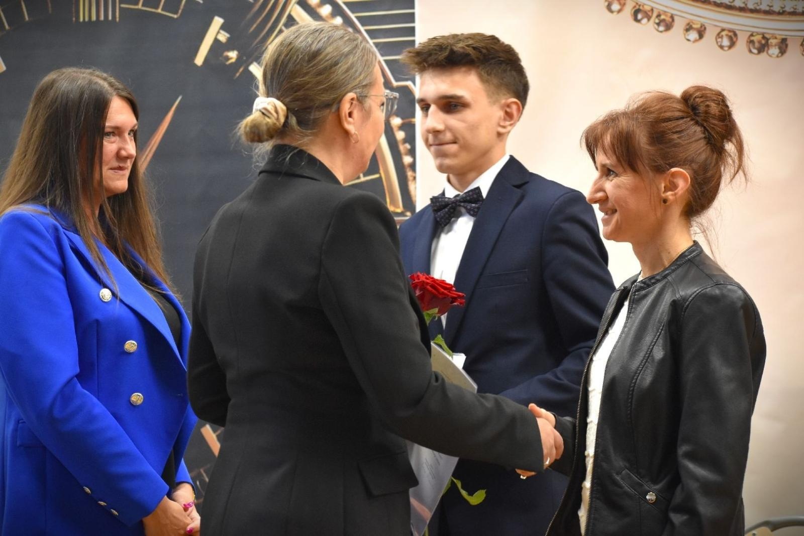 Zdjęcie w galerii na portalu naszwodzislaw.com: Powiatowe szkoły żegnają tegorocznych abiturientów wiadomości z regionu