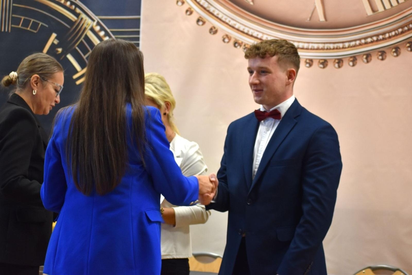 Zdjęcie w galerii na portalu naszwodzislaw.com: Powiatowe szkoły żegnają tegorocznych abiturientów wiadomości z regionu