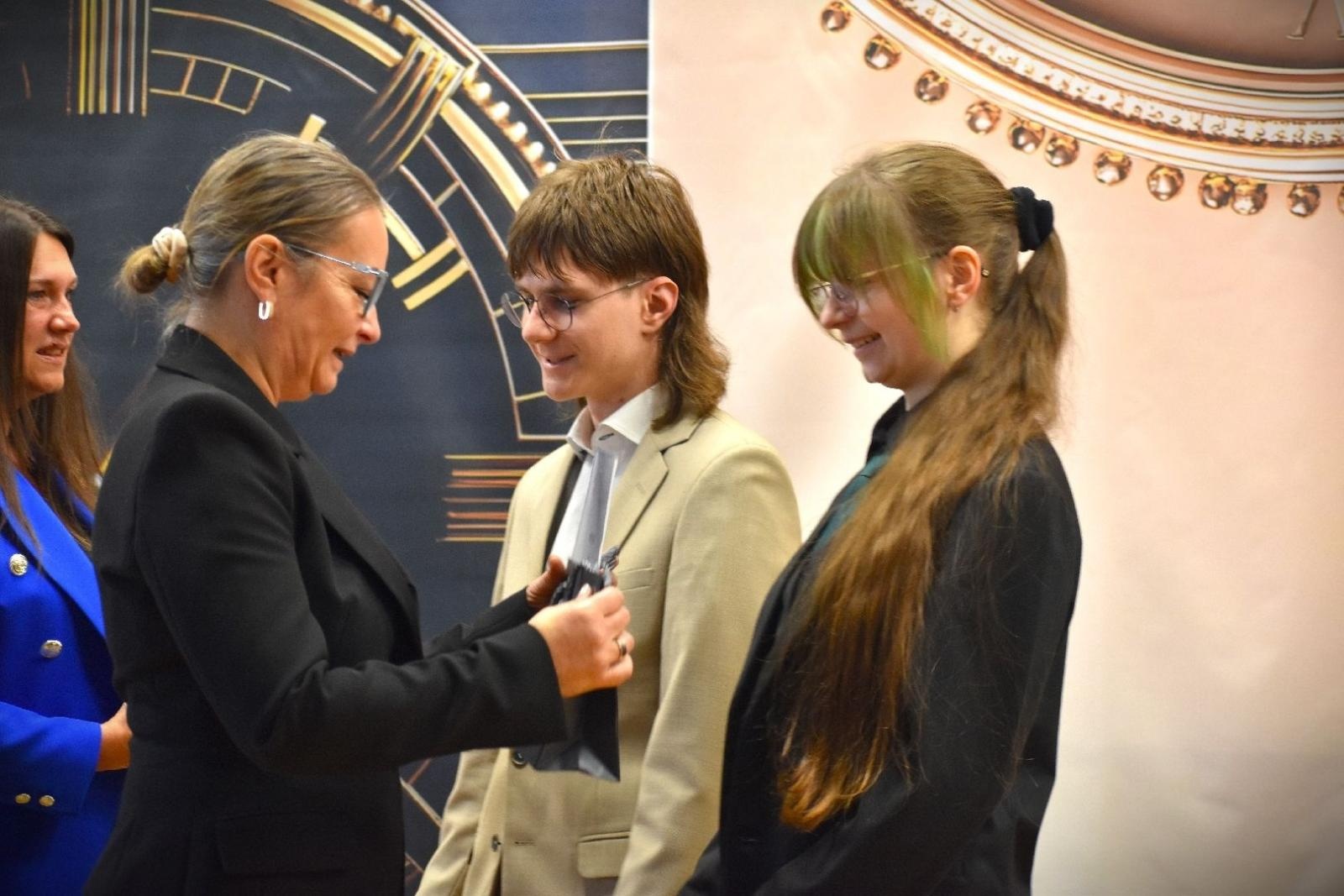 Zdjęcie w galerii na portalu naszwodzislaw.com: Powiatowe szkoły żegnają tegorocznych abiturientów wiadomości z regionu