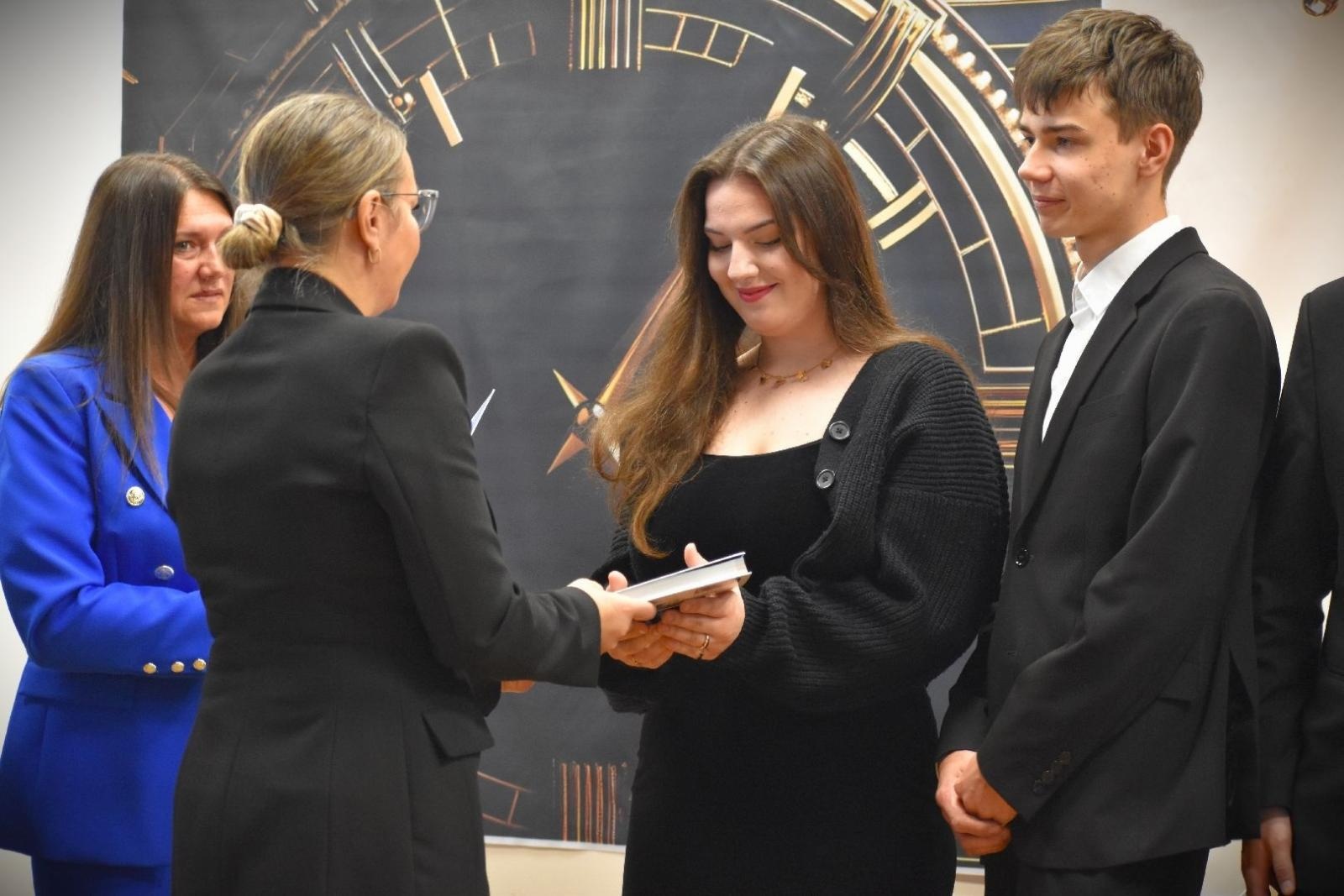 Zdjęcie w galerii na portalu naszwodzislaw.com: Powiatowe szkoły żegnają tegorocznych abiturientów wiadomości z regionu