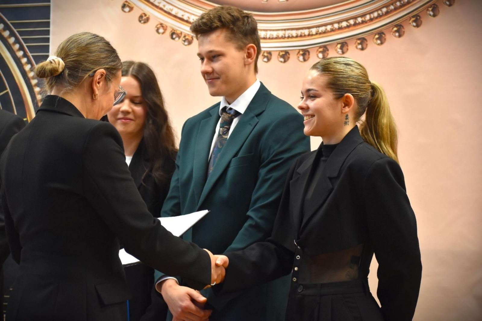 Zdjęcie w galerii na portalu naszwodzislaw.com: Powiatowe szkoły żegnają tegorocznych abiturientów wiadomości z regionu