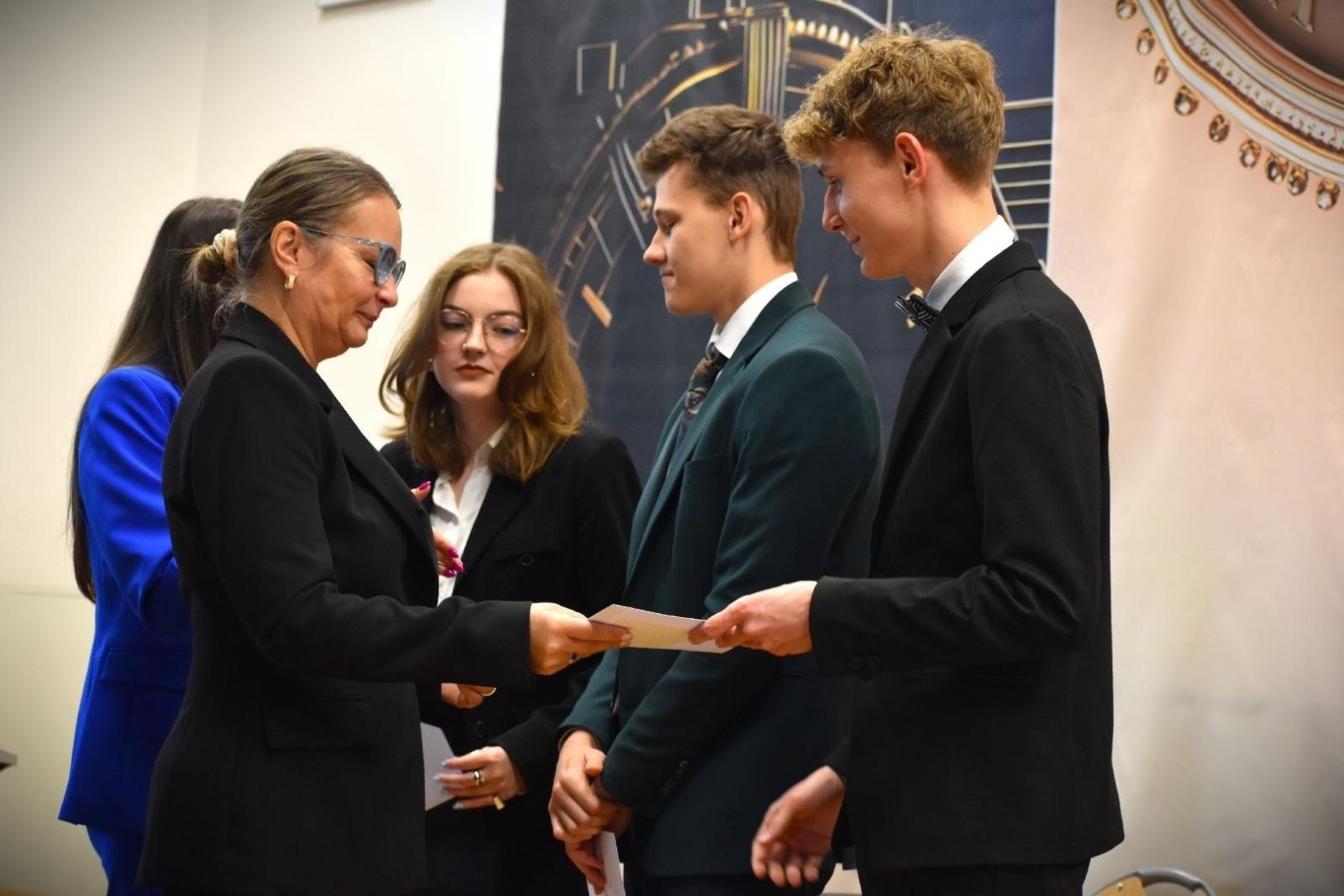 Zdjęcie w galerii na portalu naszwodzislaw.com: Powiatowe szkoły żegnają tegorocznych abiturientów wiadomości z regionu