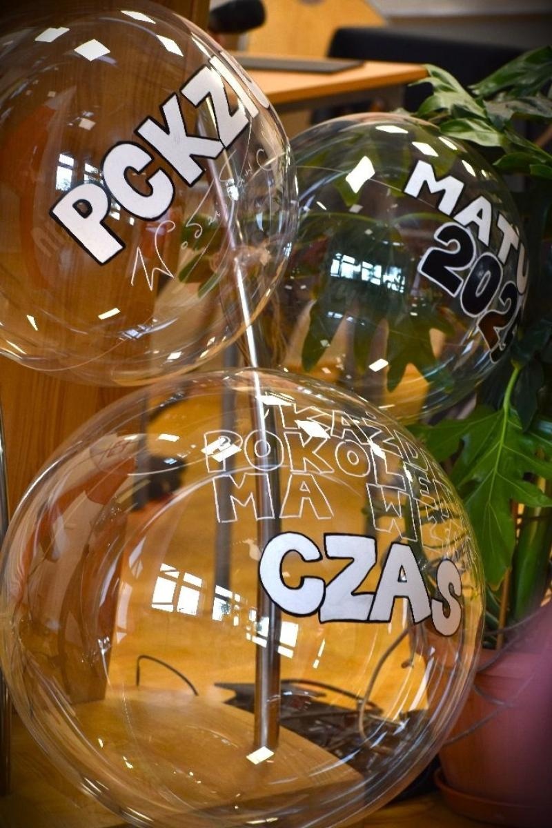 Zdjęcie w galerii na portalu naszwodzislaw.com: Powiatowe szkoły żegnają tegorocznych abiturientów wiadomości z regionu