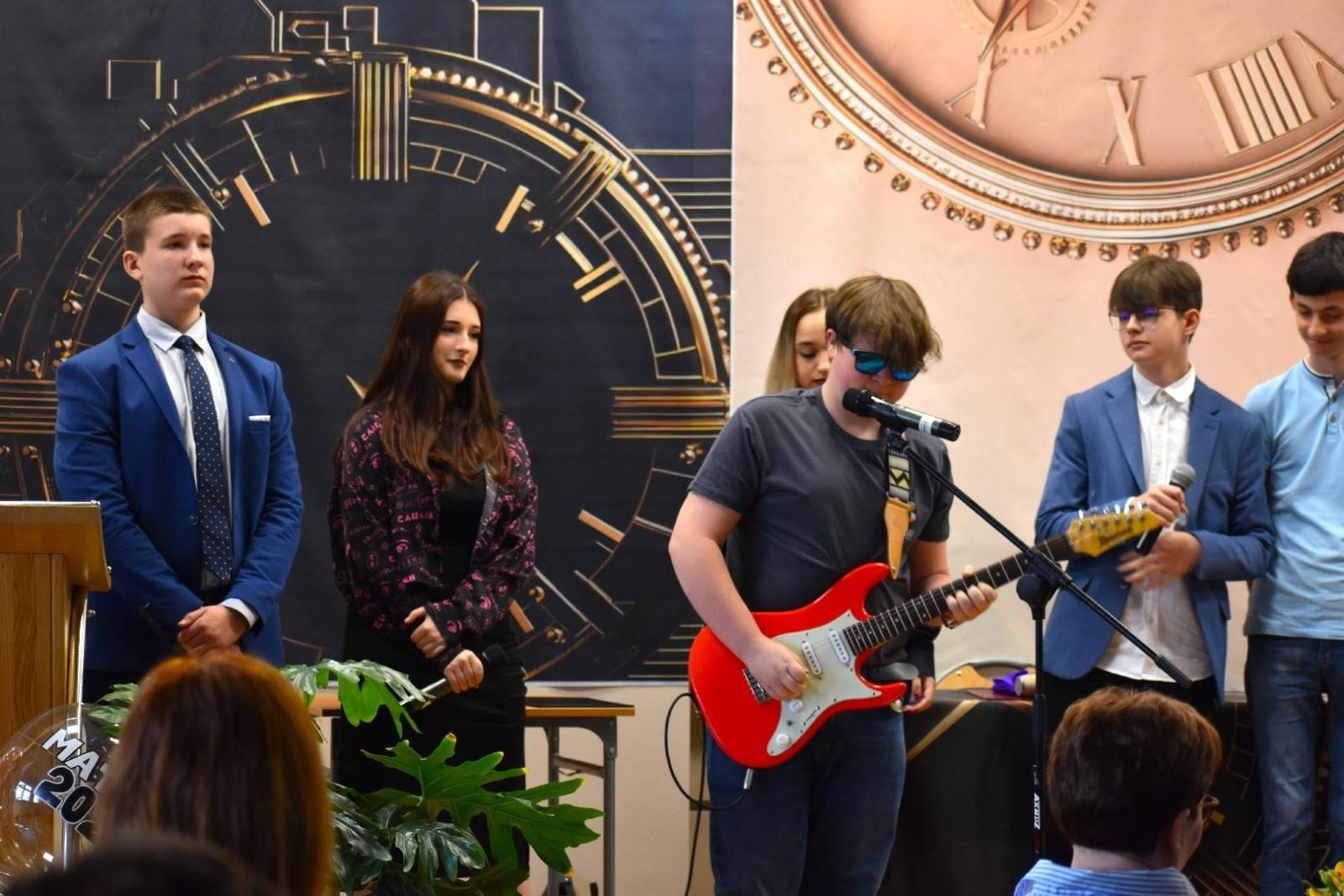 Zdjęcie w galerii na portalu naszwodzislaw.com: Powiatowe szkoły żegnają tegorocznych abiturientów wiadomości z regionu