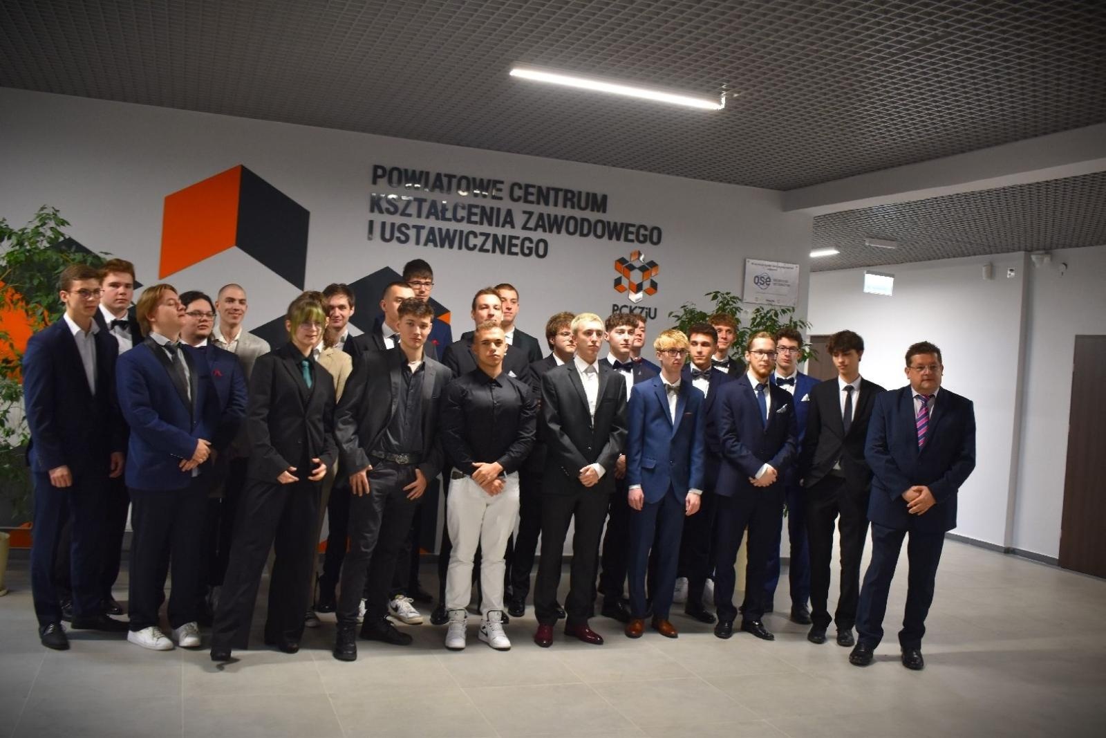 Zdjęcie w galerii na portalu naszwodzislaw.com: Powiatowe szkoły żegnają tegorocznych abiturientów wiadomości z regionu