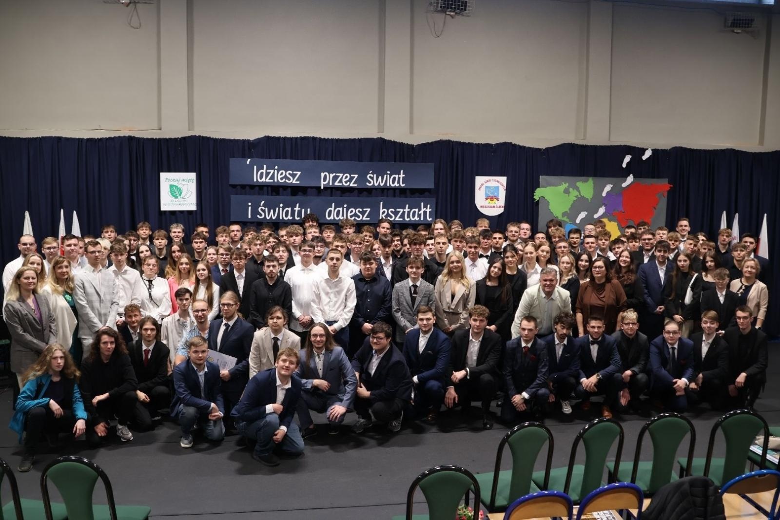 Zdjęcie w galerii na portalu naszwodzislaw.com: Powiatowe szkoły żegnają tegorocznych abiturientów wiadomości z regionu