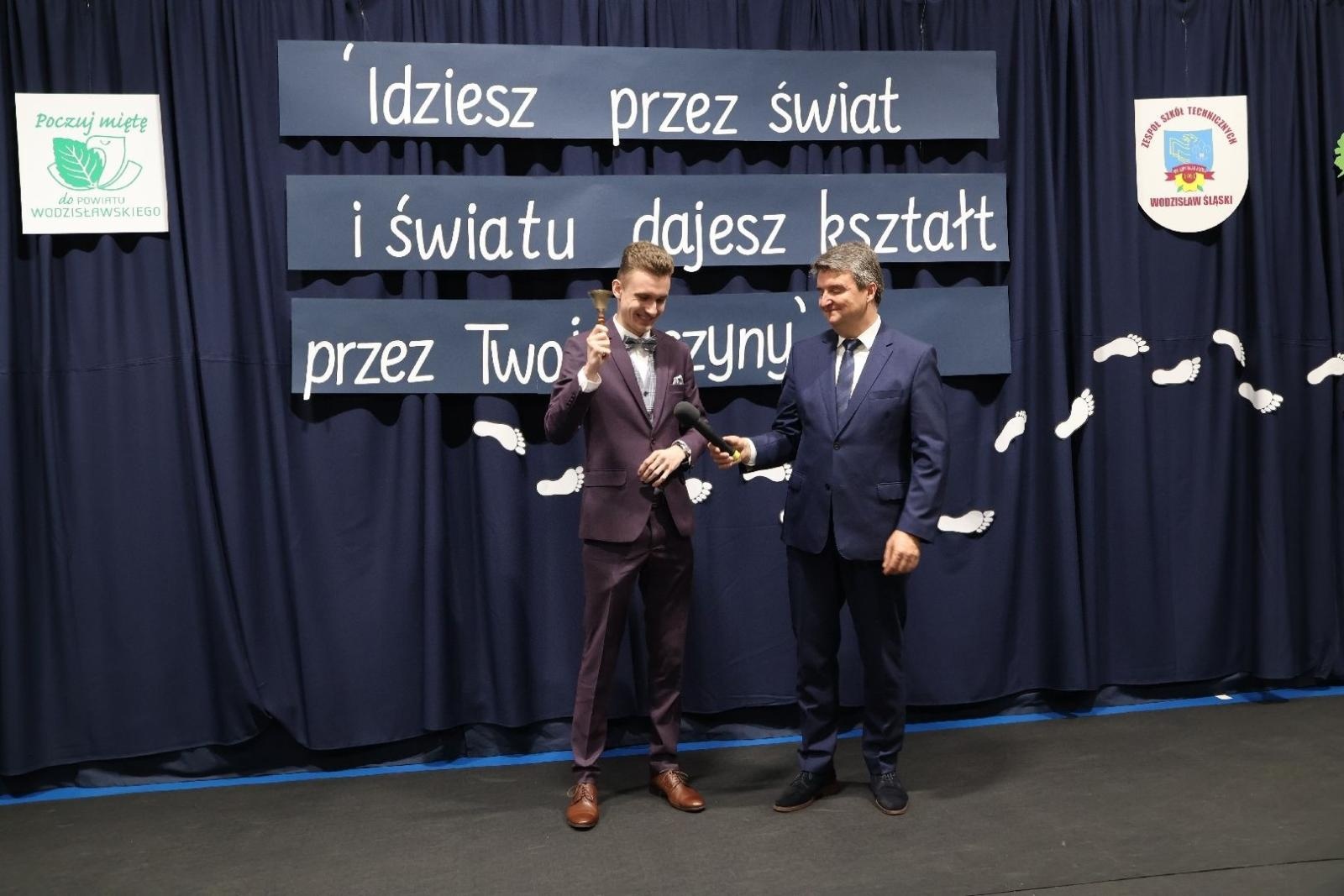 Zdjęcie w galerii na portalu naszwodzislaw.com: Powiatowe szkoły żegnają tegorocznych abiturientów wiadomości z regionu