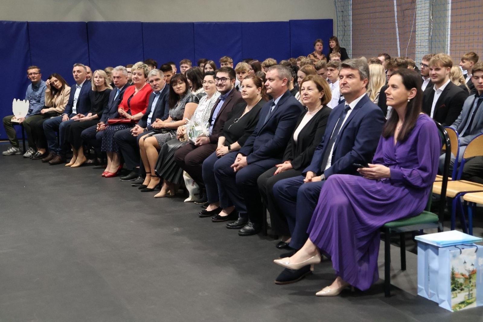 Zdjęcie w galerii na portalu naszwodzislaw.com: Powiatowe szkoły żegnają tegorocznych abiturientów wiadomości z regionu