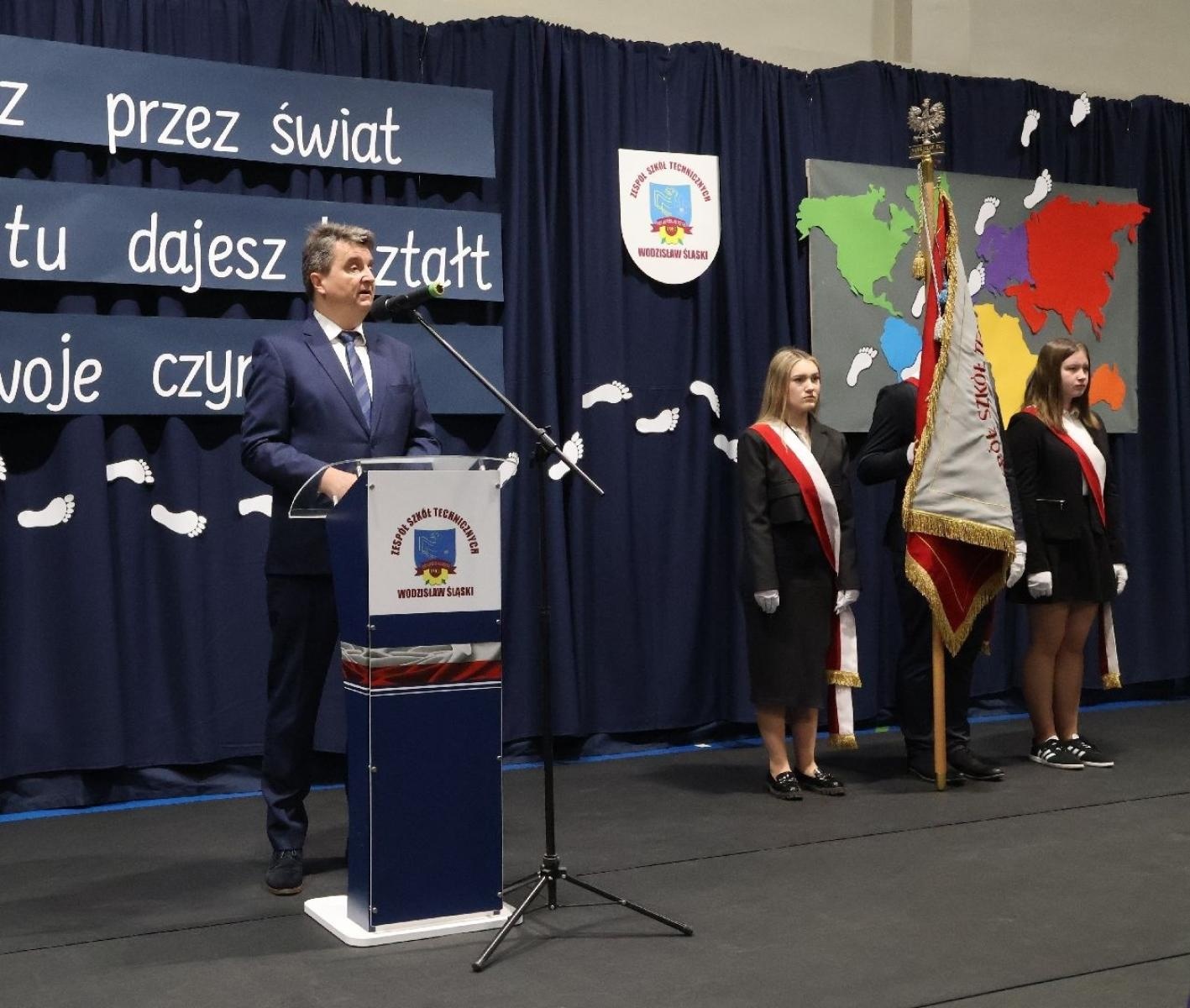 Zdjęcie w galerii na portalu naszwodzislaw.com: Powiatowe szkoły żegnają tegorocznych abiturientów wiadomości z regionu