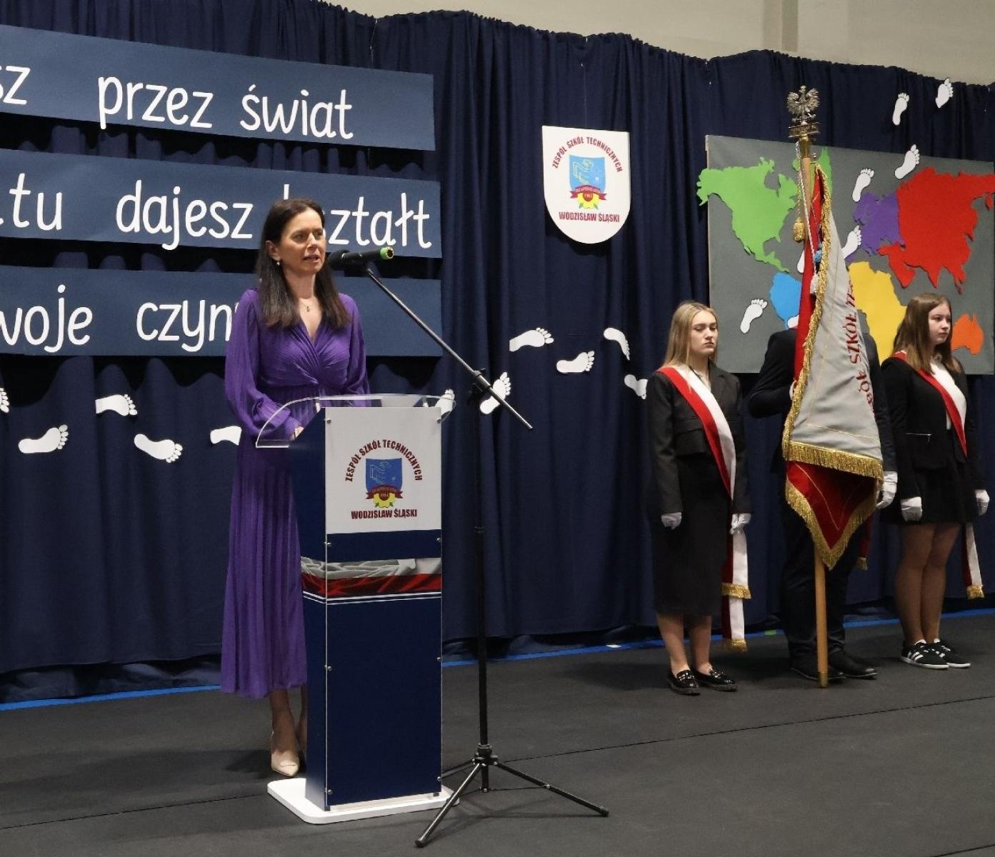 Zdjęcie w galerii na portalu naszwodzislaw.com: Powiatowe szkoły żegnają tegorocznych abiturientów wiadomości z regionu